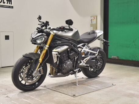 2024 Triumph Street Triple, серебристый, 1600000 рублей, вид 2