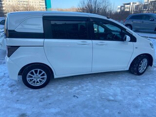 2011 Honda Freed I Рестайлинг, белый, 1165000 рублей, вид 3
