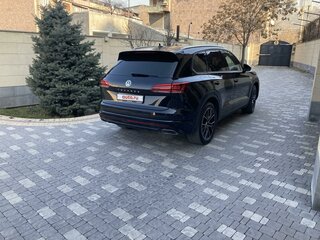 2018 Volkswagen Touareg III, чёрный, 4800000 рублей, вид 3