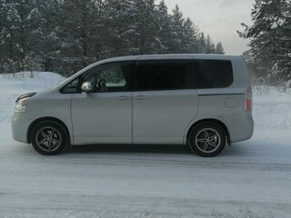 2007 Toyota Noah II (R70), серебристый, 1300000 рублей, вид 2