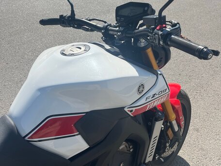 2015 Yamaha MT-09 (FZ-09), белый, 650000 рублей, вид 5