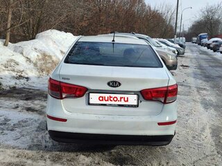 2015 Kia Rio III Рестайлинг, белый, 850000 рублей, вид 5