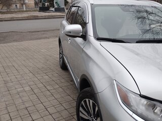 2020 Mitsubishi Outlander III Рестайлинг 3, серый, 2800000 рублей, вид 3