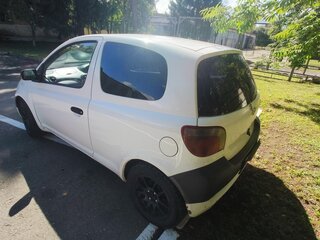 2001 Toyota Vitz I (P10), белый, 285000 рублей, вид 3