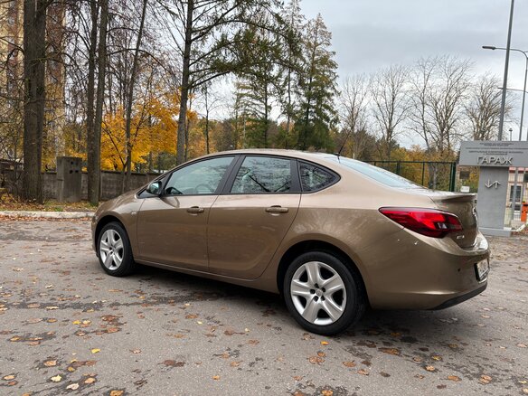 2012 Opel Astra J Рестайлинг, коричневый, 1150000 рублей - вид 5