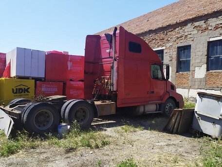 2001 Volvo VNL, красный, 1181997 рублей, вид 2