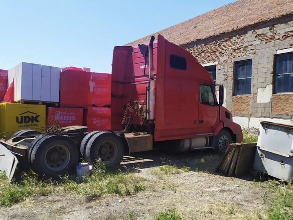 2001 Volvo VNL, красный, 1172640 рублей - вид 1