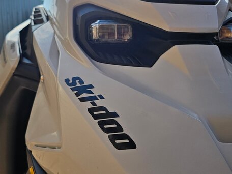2023 BRP Ski-Doo Summit 850, серый, 1950000 рублей, вид 3
