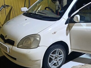 2000 Toyota Vitz I (P10), белый, 358999 рублей, вид 1