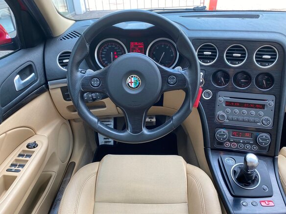 2011 Alfa Romeo 159, красный - вид 10