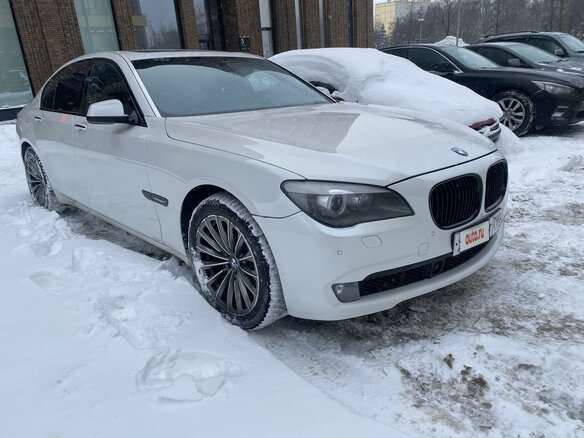 2009 BMW 7 серии 740i V (F01/F02/F04), белый, 1850000 рублей - вид 4