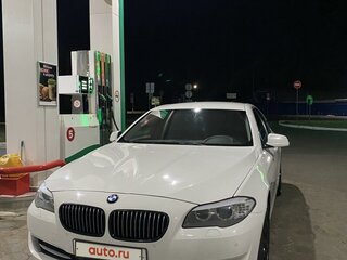 2010 BMW 5 серии 523i VI (F10/F11/F07), белый, 1830000 рублей, вид 2