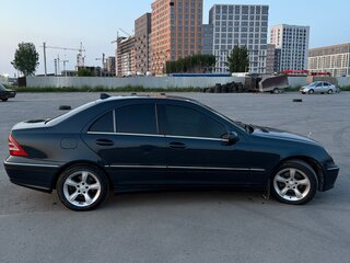 2004 Mercedes-Benz C-Класс 200 II (W203) Рестайлинг, синий, 780000 рублей, вид 3