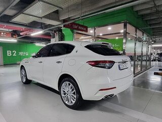 2022 Maserati Levante GT Hybrid I Рестайлинг, белый, 6000000 рублей, вид 3