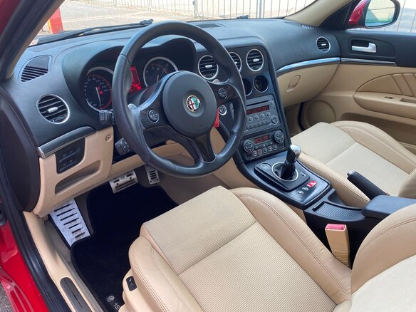 2011 Alfa Romeo 159, красный - вид 14