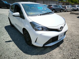 2015 Toyota Vitz III (XP130) Рестайлинг, белый, 880000 рублей, вид 4