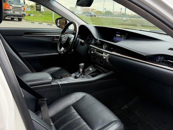 2017 Lexus ES 250 VI Рестайлинг, белый, 2699999 рублей - вид 11