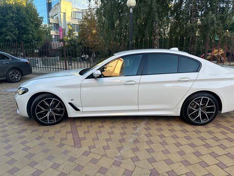 2021 BMW 5 серии 520d xDrive VII (G30/G31/G38) Рестайлинг, белый, 5190000 рублей, вид 4
