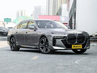 2025 BMW 7 серии 740i xDrive VII (G70), серебристый, 16780000 рублей, вид 5
