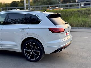 2019 Volkswagen Touareg III, белый, 4990000 рублей, вид 5
