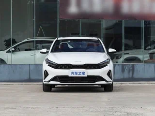 2026 Kia K3 II (China Market) Рестайлинг, белый, 2000000 рублей, вид 2