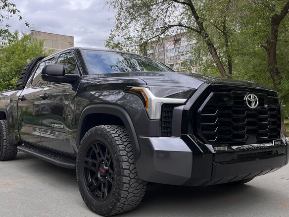 2022 Toyota Tundra CrewMax III, серый, 9200000 рублей - вид 3