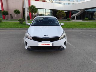 2021 Kia Rio IV Рестайлинг, белый, 935000 рублей, вид 1