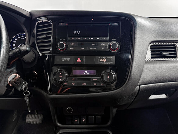 2018 Mitsubishi Outlander III Рестайлинг 2, белый - вид 15