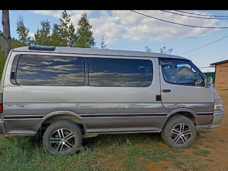 2001 Toyota HiAce, серебристый, 750000 рублей, вид 3