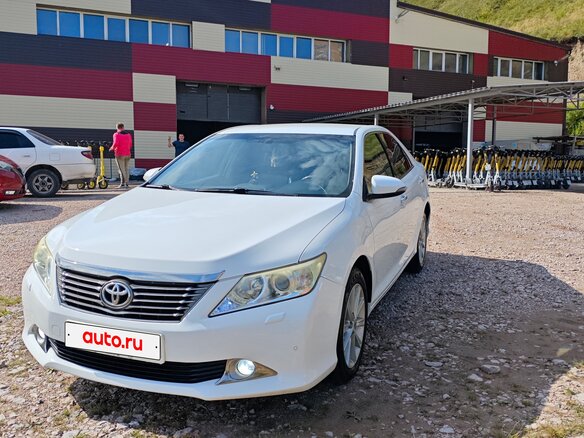 2012 Toyota Camry VII (XV50), белый, 1490000 рублей