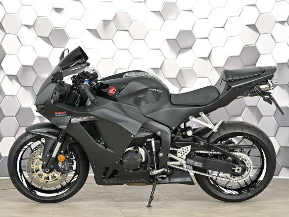 2025 Honda CBR 600RR, чёрный, 1419000 рублей - вид 3
