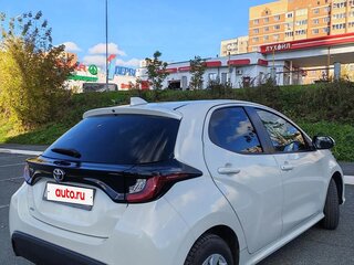 2021 Toyota Yaris IV, белый, 1265000 рублей, вид 4