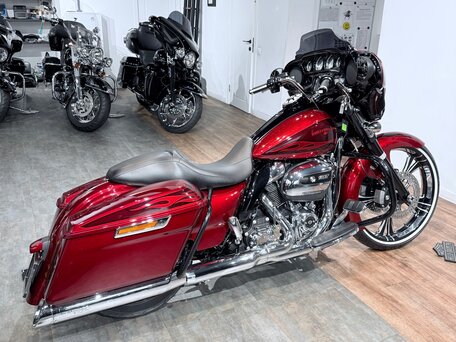 2017 Harley-Davidson Street Glide, красный, 1999000 рублей, вид 4