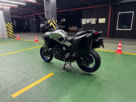 2021 Yamaha MT-09 Tracer (FJ-09), серебристый, 1425000 рублей, вид 5