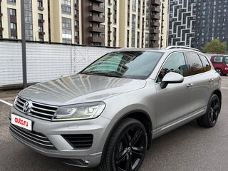 2017 Volkswagen Touareg II Рестайлинг, серебристый, 3550000 рублей, вид 1