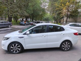2013 Kia Rio 4-speed III, белый, 650000 рублей, вид 1