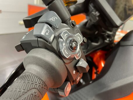 2024 KTM 1390 Super Duke R Evo, оранжевый, 2699900 рублей, вид 4