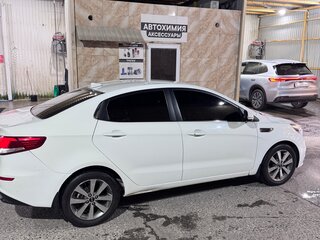 2017 Kia Rio III Рестайлинг, белый, 830000 рублей, вид 4