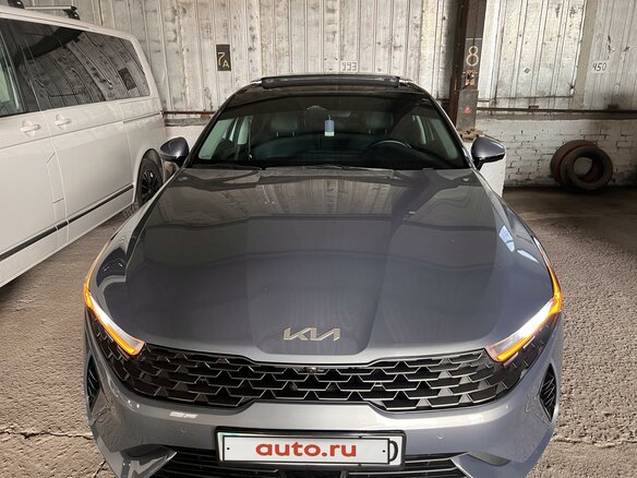2022 Kia K5 III, серый, 2800000 рублей - вид 1
