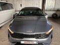 2022 Kia K5 III, серый, 2800000 рублей - вид 1