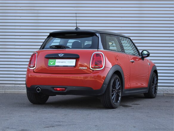 2018 Mini Hatch Cooper III (F55/F56) Рестайлинг, оранжевый - вид 4