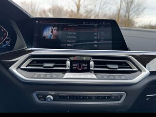 2021 BMW X5 45e IV (G05/G18), чёрный, 6300000 рублей, вид 3