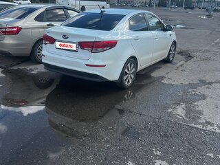 2017 Kia Rio III Рестайлинг, белый, 950000 рублей, вид 5
