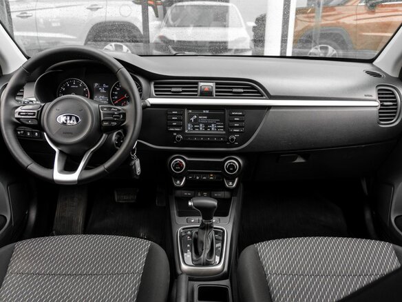 2018 Kia Rio IV, серебристый, 979000 рублей - вид 6