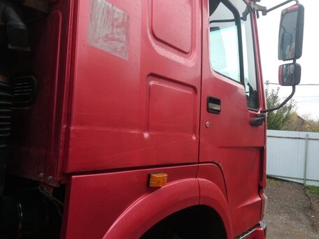 2012 Sinotruk Howo ZZ3327, красный, 1800000 рублей, вид 2