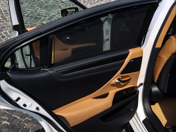 2021 Lexus ES 300h VII Рестайлинг, белый, 5150000 рублей - вид 28