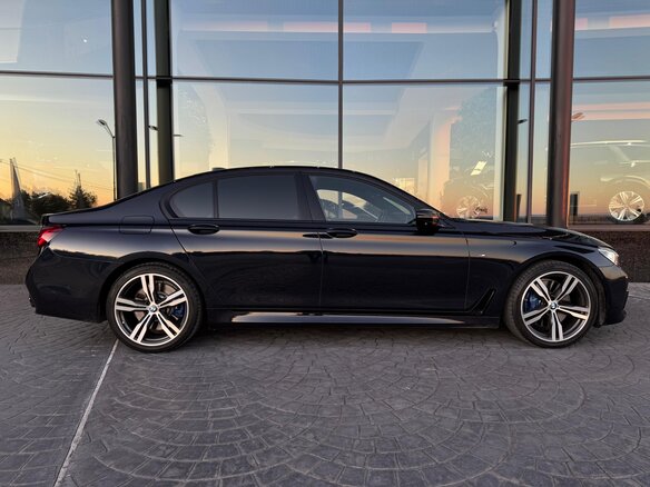 2017 BMW 7 серии 750i xDrive VI (G11/G12), чёрный, 2699999 рублей - вид 4