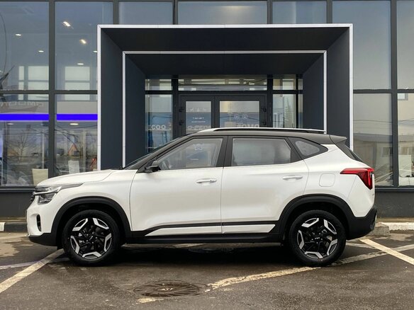 2026 Kia Seltos I Рестайлинг, белый - вид 3