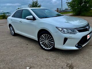 2015 Toyota Camry VII (XV50) Рестайлинг, белый, 2150000 рублей, вид 4