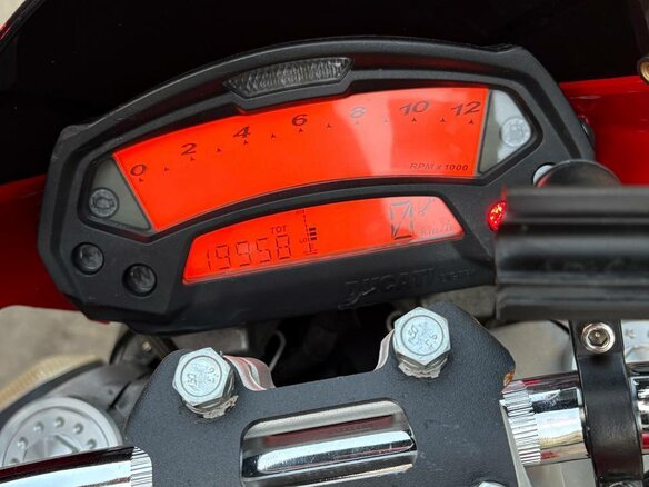 2008 Ducati Monster 696, красный - вид 2